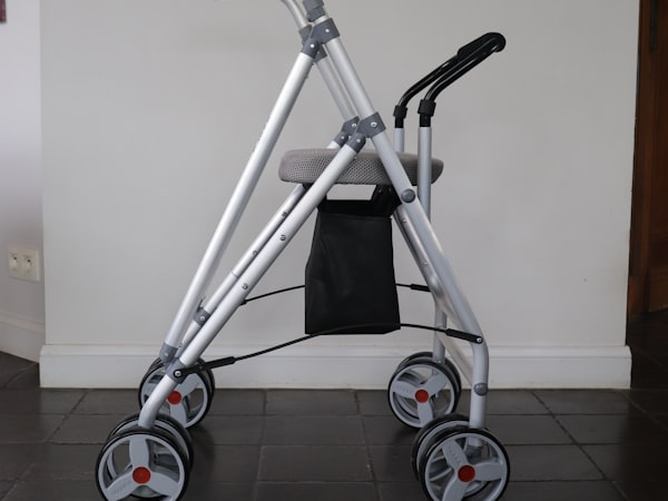 วอล์คเกอร์ล้อ 8 นิ้ว มีที่นั่งพัก Rollator