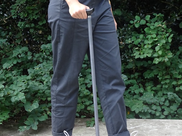 ไม้เท้าพับได้ มีไฟ LED ส่องทาง Vive LED Folding Cane (MOB1017BLK)